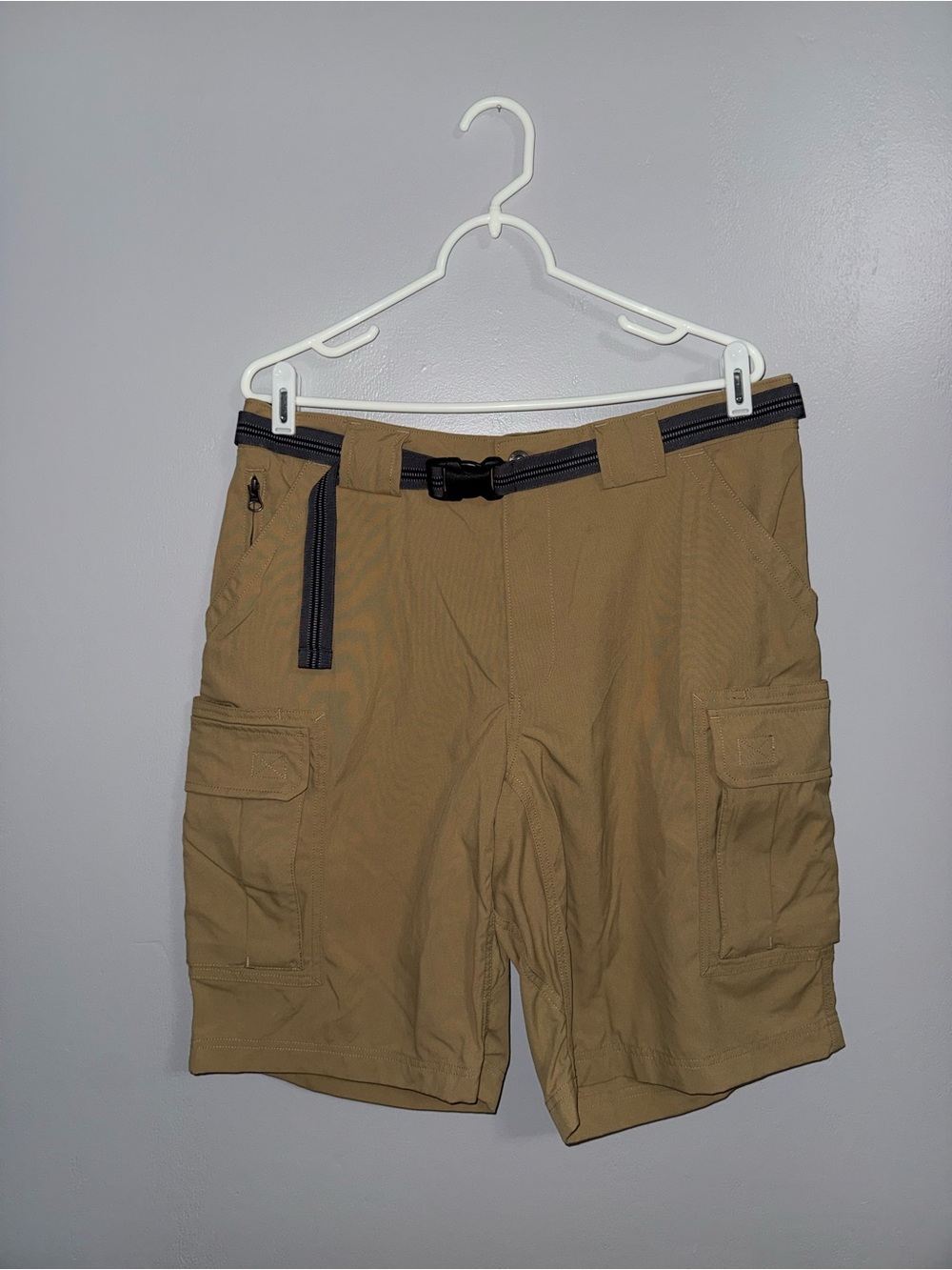 Duluth Trading Co Tan Cargo Shorts with Black Belt